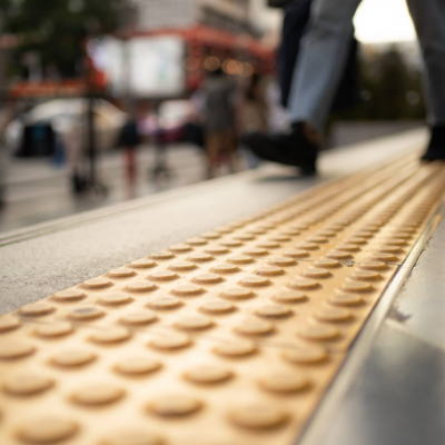 Marcaje tactile pentru nevăzători – Ghid complet 2026 | Accesibilitate și conformitate