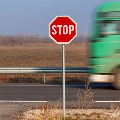 Indicator rutier OPRIRE (B2) – element esențial pentru siguranța intersecțiilor