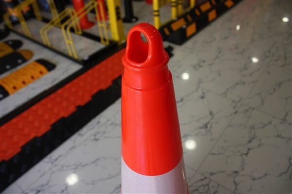 Con Reflectorizant, inaltime 50cm, o folie reflectorizanta, Baza Cu Greutate