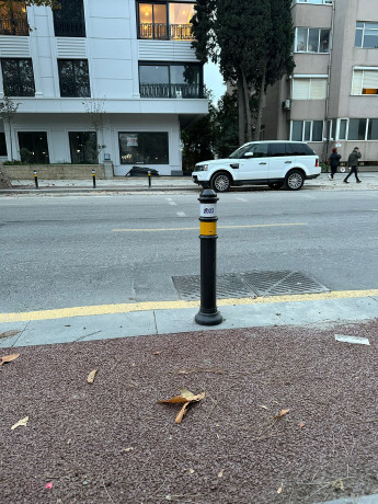 Stalp metalic, inaltime 75cm, negru, flansa de prindere pe beton mascata