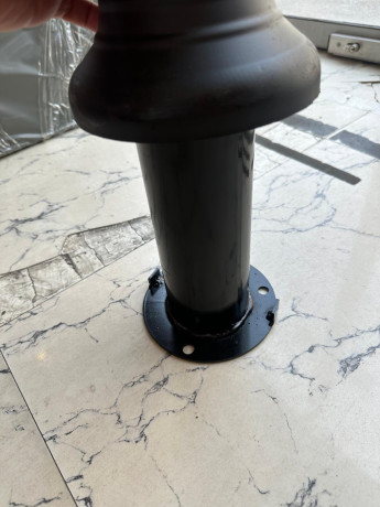 Stalp metalic, inaltime 75cm, negru, flansa de prindere pe beton mascata