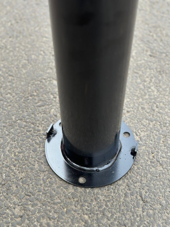 Stalp metalic, inaltime 75cm, negru, flansa de prindere pe beton mascata