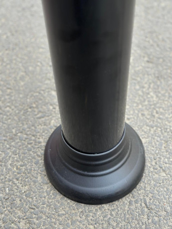 Stalp metalic, inaltime 75cm, negru, flansa de prindere pe beton mascata