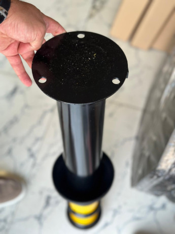 Stalp metalic, inaltime 75cm, negru, flansa de prindere pe beton mascata