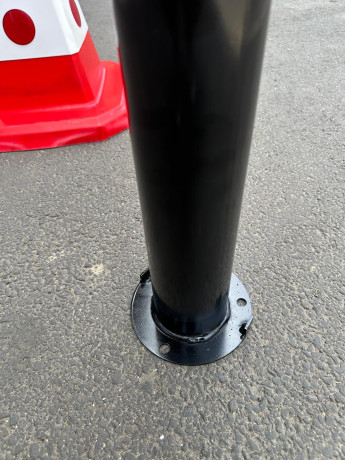 Stalp metalic, inaltime 75cm, negru, flansa de prindere pe beton mascata