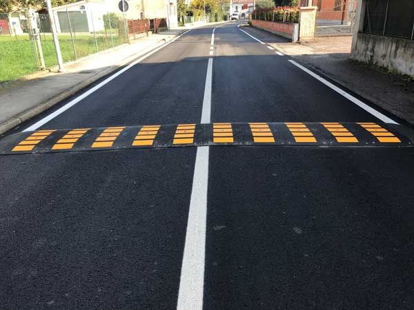 Limitator de viteza din PVC, lungime 50cm, latime 90cm si inaltime 5cm