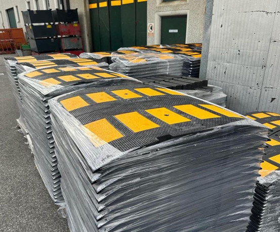 Limitator de viteza din PVC, lungime 50cm, latime 90cm si inaltime 5cm