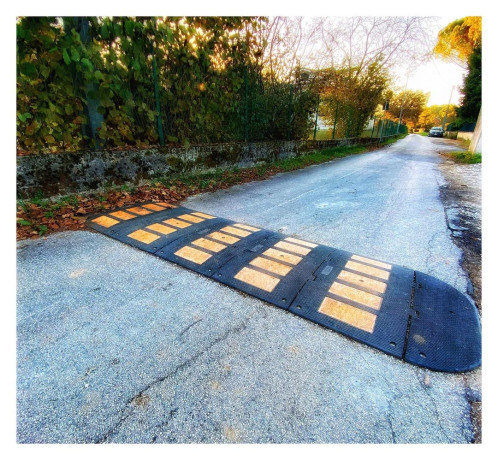 Limitator de viteza din PVC, lungime 50cm, latime 90cm si inaltime 5cm