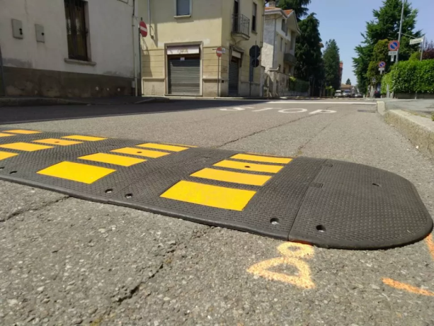 Capac limitator de viteza din PVC, lungime 30cm, latime 90cm si inaltime 5cm