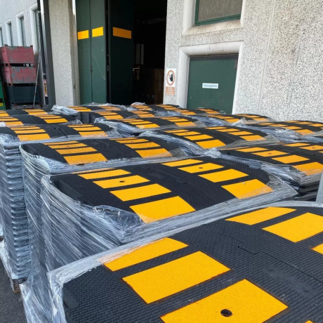 Capac limitator de viteza din PVC, lungime 30cm, latime 90cm si inaltime 5cm