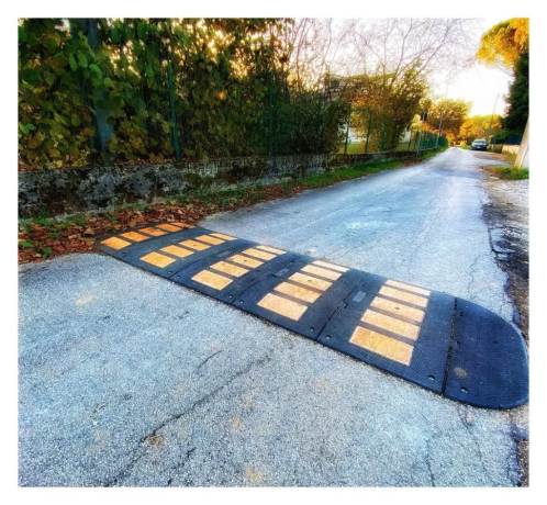 Capac limitator de viteza din PVC, lungime 30cm, latime 90cm si inaltime 5cm