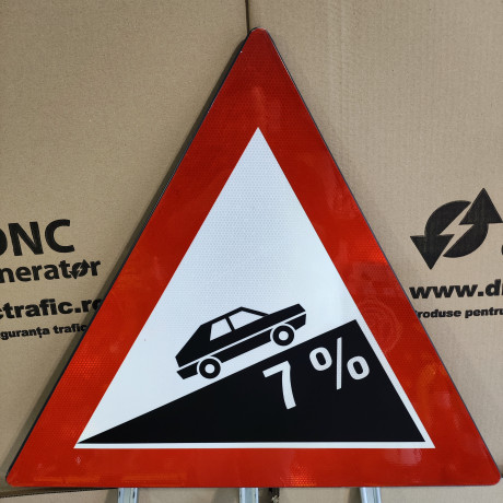 Urcare cu inclinare mare, unghi de 7%, Indicator rutier | Semn de circulatie