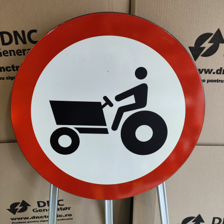 Accesul interzis tractoarelor si masinilor auto propulsate pentru lucrari, Indicator rutier | Semn de circulatie