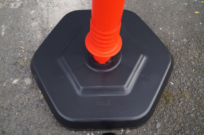 Stalp mobil cu benzi reflectorizante si greutate 3.7kg, diametru Ø 6.3cm, alb-rosu