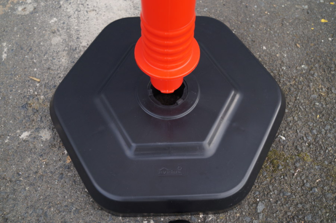 Stalp mobil cu benzi reflectorizante si greutate 3.7kg, diametru Ø 6.3cm, alb-rosu