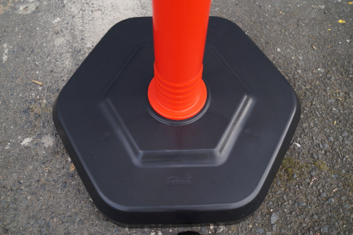 Stalp mobil cu benzi reflectorizante si greutate 3.7kg, diametru Ø 6.3cm, alb-rosu