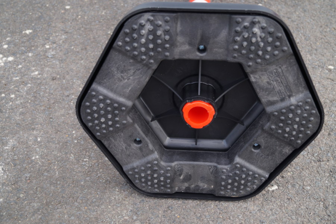 Stalp mobil cu benzi reflectorizante si greutate 3.7kg, diametru Ø 6.3cm, alb-rosu