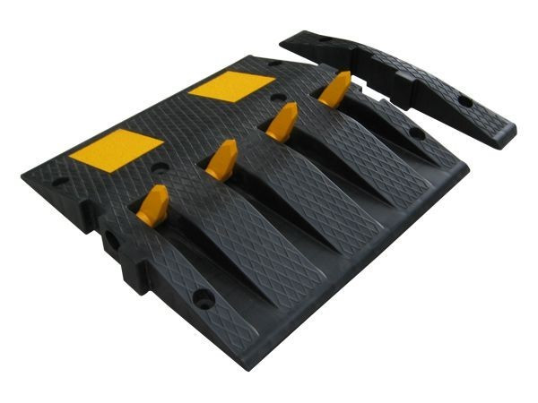 Limitator de viteza cu tepi metalici, pentru sens unic