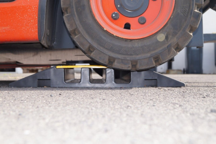 SET 10 buc. Protectii pentru cabluri, 3 canele Ø 5cm, trafic auto