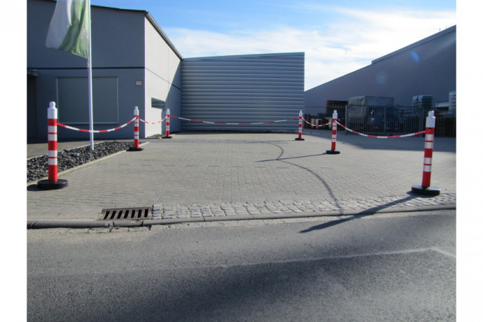 Stalp mobil cu 4 benzi reflectorizante, inaltime 1.20m, baza umpluta cu pietris, greutate 12kg