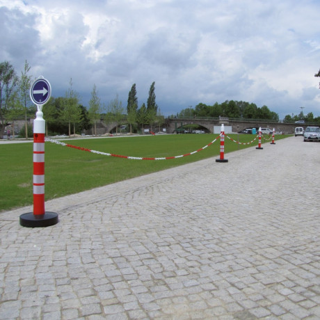 Stalp mobil cu 4 benzi reflectorizante, inaltime 1.20m, baza umpluta cu pietris, greutate 12kg