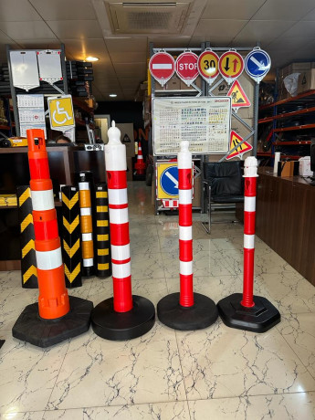 Stalp mobil cu 4 benzi reflectorizante, inaltime 1.20m, baza umpluta cu pietris, greutate 12kg