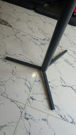 Stalp metalic, trepied, inaltime 1 metru, Ø 4.8 cm, mobil, ideal pentru indicatoare rutiere