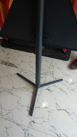 Stalp metalic, trepied, inaltime 1 metru, Ø 4.8 cm, mobil, ideal pentru indicatoare rutiere