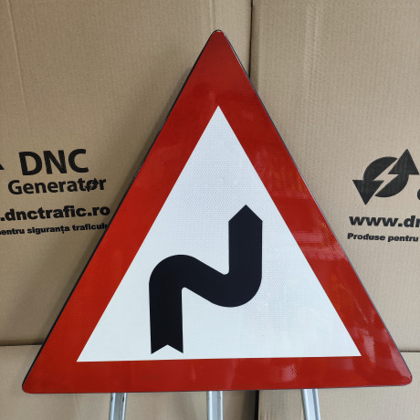 Curba dubla sau o succesiune de mai mult de doua curbe, prima la dreapta, Indicator rutier | Semn de circulatie