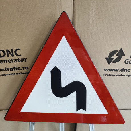 Curba dubla sau o succesiune de mai mult de doua curbe, prima la stanga, Indicator rutier | Semn de circulatie