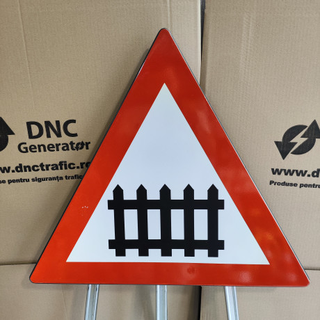 Trecere la nivel cu o cale ferata cu bariere sau semibariere, Indicator rutier | Semn de circulatie