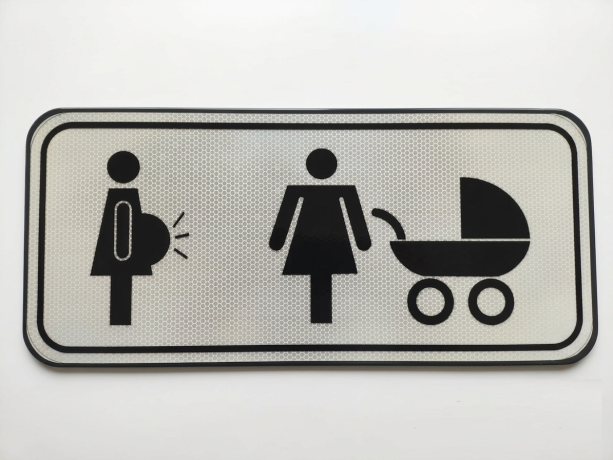 Panou aditional care indica locul de parcare pentru mame si gravide, Indicator rutier aditional | Semn de circulatie